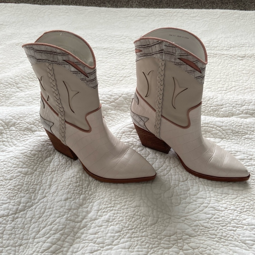 Super Cute Dolce Vita Booties size 6.5